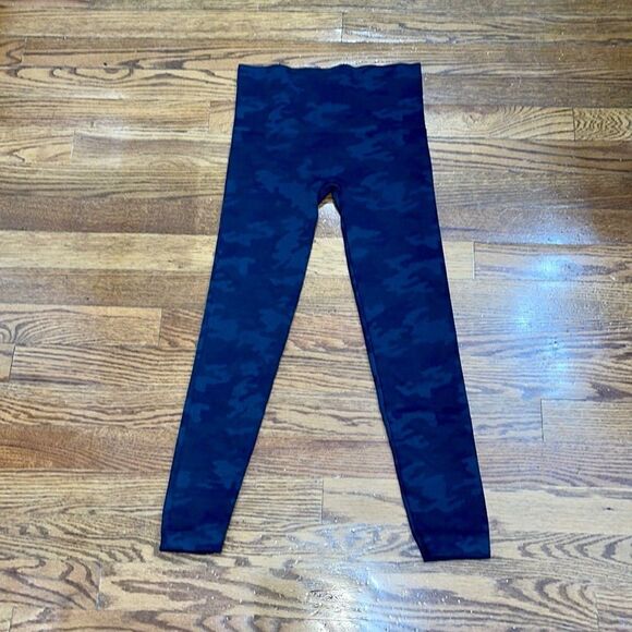 SPANX LOOK AT ME NOW LEGGINGS - BLACK CAMO - Picture 2 of 4